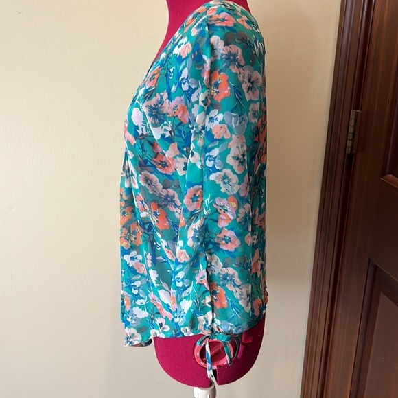 LC Lauren Conrad  Top  blouse, V-neck&back floral Light green peach blue Size XS - Picture 6 of 9